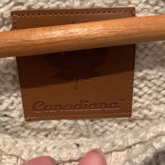 Canadiana sweater size small - Picture 2 of 6